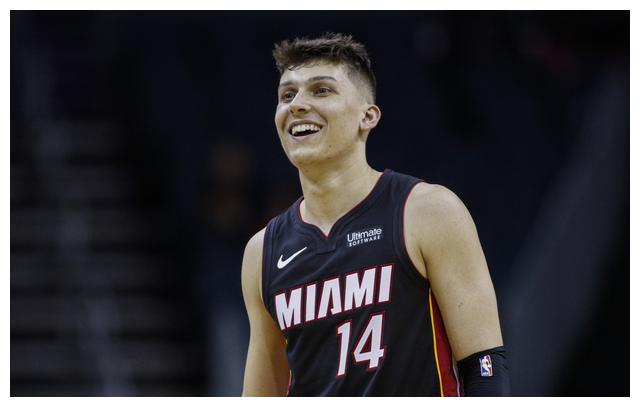 在防守轮转 在防守轮转