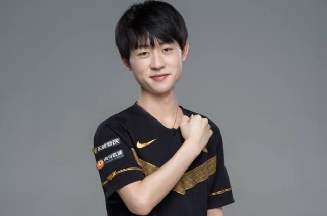 中两位选手 中两位选手