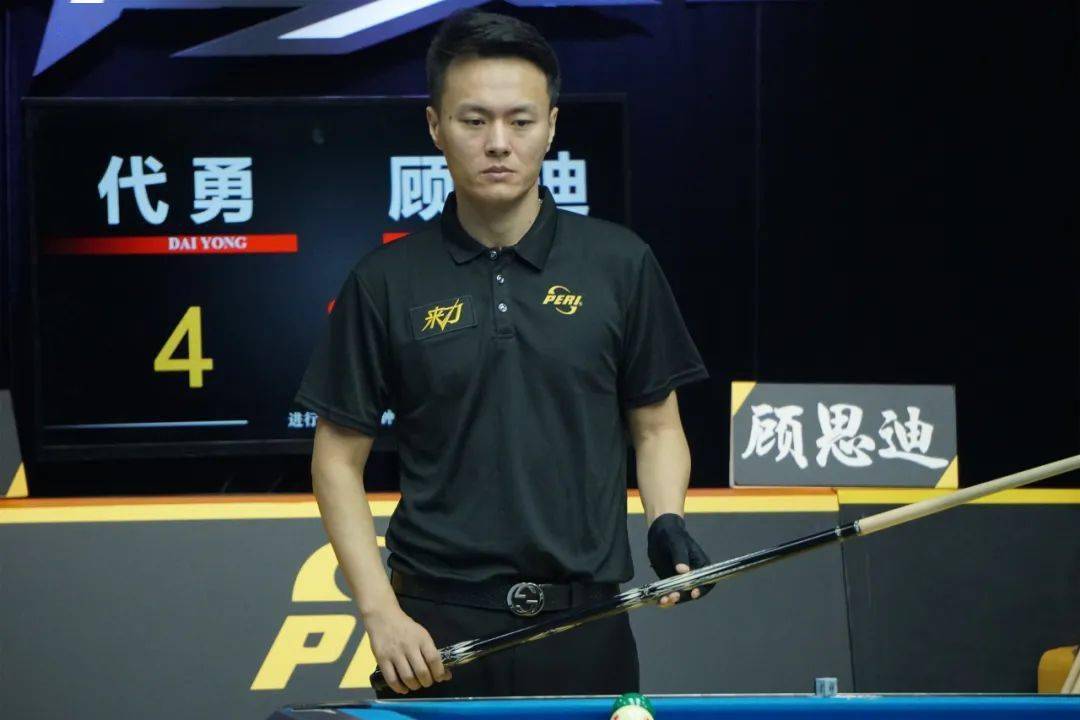 他在接受采 他在接受采